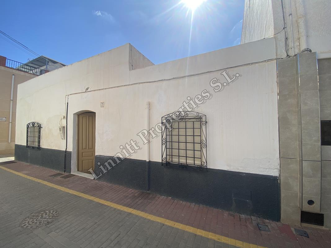 Corner Townhouse to refurbish in Turre REF:A1772